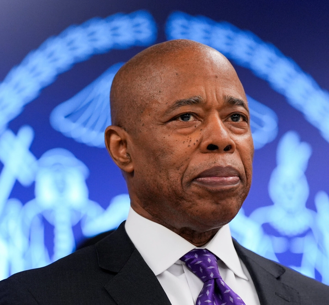 Vitalik Buterin nhận bảo trợ cho chú hà mã Moo Deng