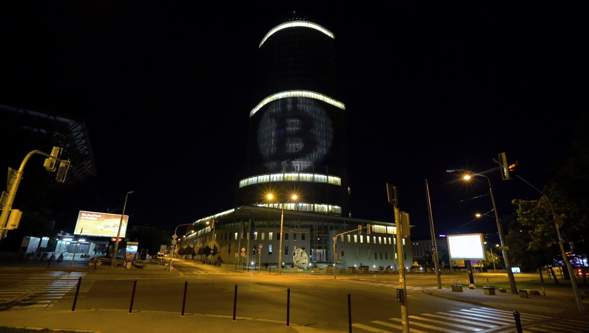 Các nhà vận động quyền lợi chiếu biểu tượng Bitcoin lên trụ sở ngân hàng trung ương Slovakia, phản đối chính sách thù địch